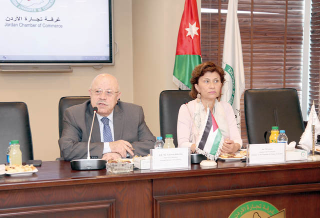 Turkey’s Central Anatolian Exporters Association delegation and representatives from the Jordanian business community discuss means to enhance trade cooperation in Amman on Thursday (Petra photo)